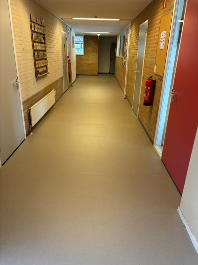 afbeelding van Bij OBS De Dordtse Til in Nieuw Dordrecht hebben we met trots gewerkt aan het verbeteren van hun leeromgeving

We hebben 360 m2 aan klaslokalen met Marmoleum Flow Pulp Greige afgewerkt en in de gang van de school 360 m2 Marmoleum Urban Grey